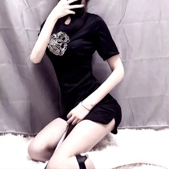 坐在酒吧里吃蛋糕